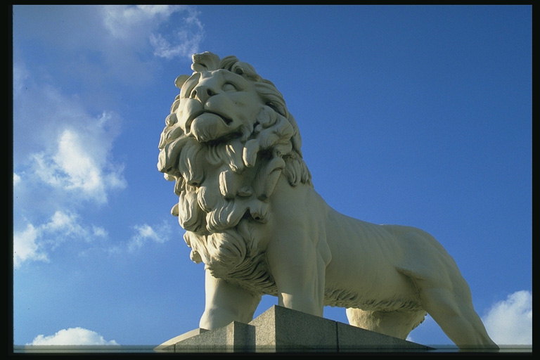 Статуя льва на фоне голубого неба