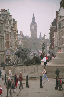 Бронзовые статуи львов