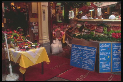 Продажа овощей и фруктов у стенах здания