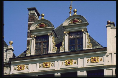 Крыша дома с фигурными рисунками