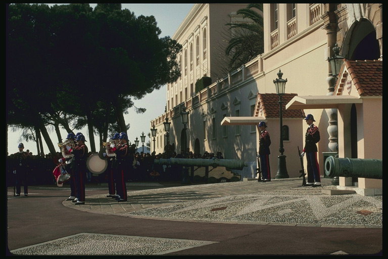 Военный оркестр перед зданием