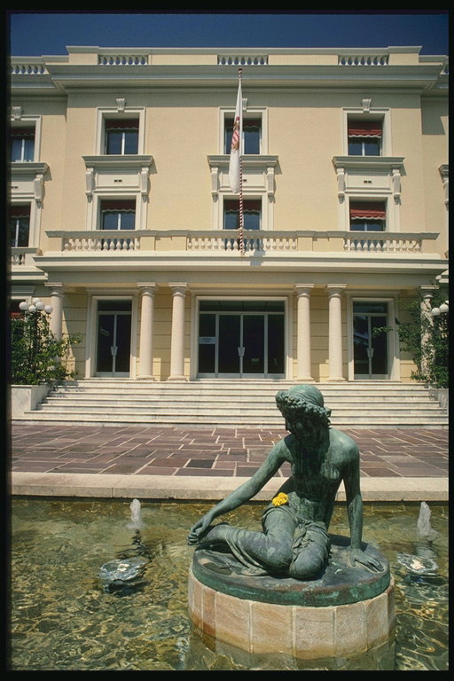 Статуя девушки среди фонтана