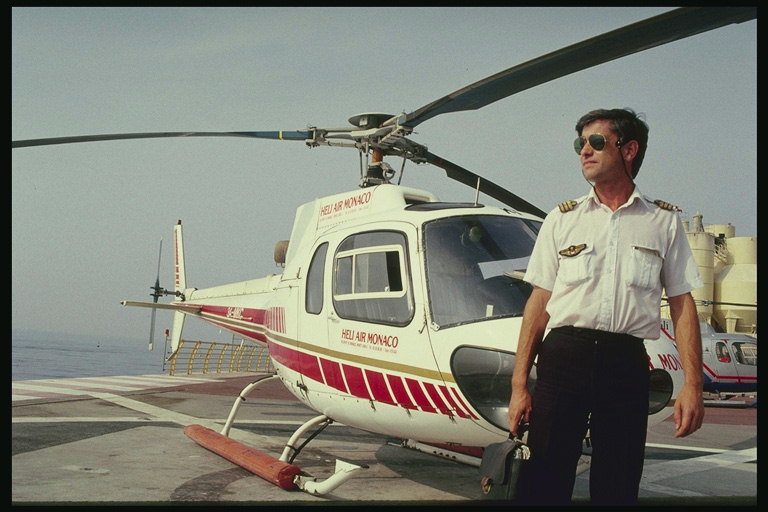 Пилот возле вертолета