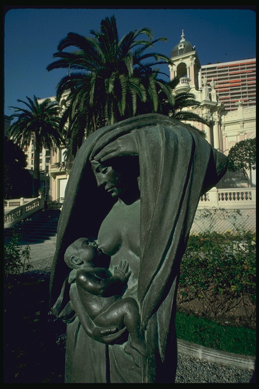 Статуя. Женщина кормящая грудью ребенка