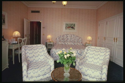 Комната с одной кроватью, двумя креслами и ночным столиком