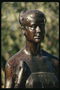 Статуя девушки с материала темно-коричневого цвета