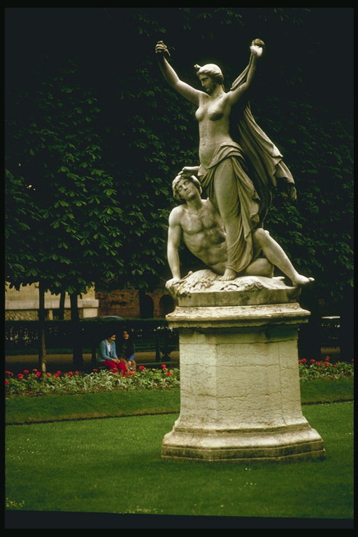 Статуя. Обнаженная девушка и мужчина