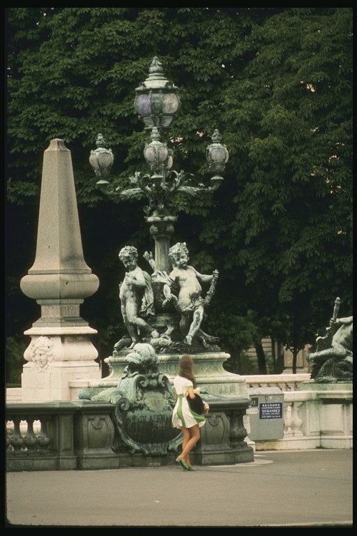 Фонтан со скульптурами двух ангелов и фонарем