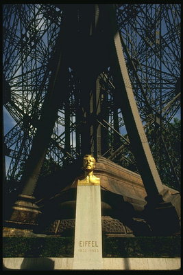 Памятник конструктору башни Эйфелю