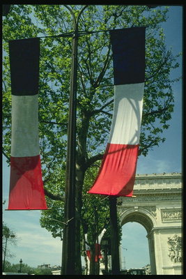 Флаг Франции на фоне Триумфальной арки