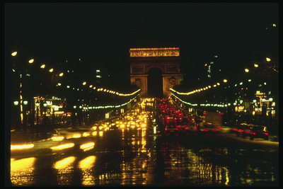 Огни на площади возле Триумфальной арки