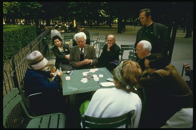 Игра в карты в парке
