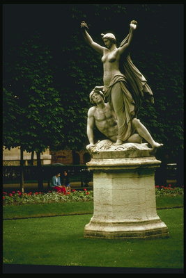 Статуя. Обнаженная девушка и мужчина