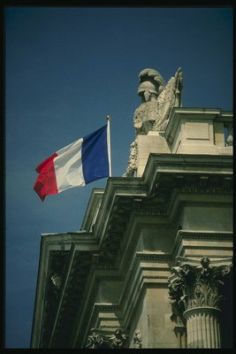 Флаг Франции под крышей здания