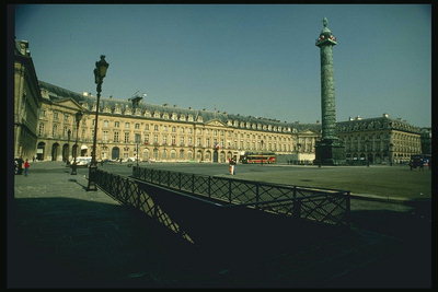 На площади возле Лувра