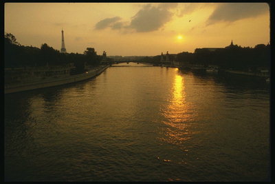 Закат. Последние лучи солнца в воде Сены