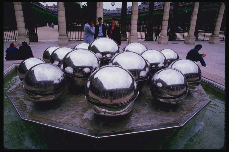 Металлические шары. Памятник
