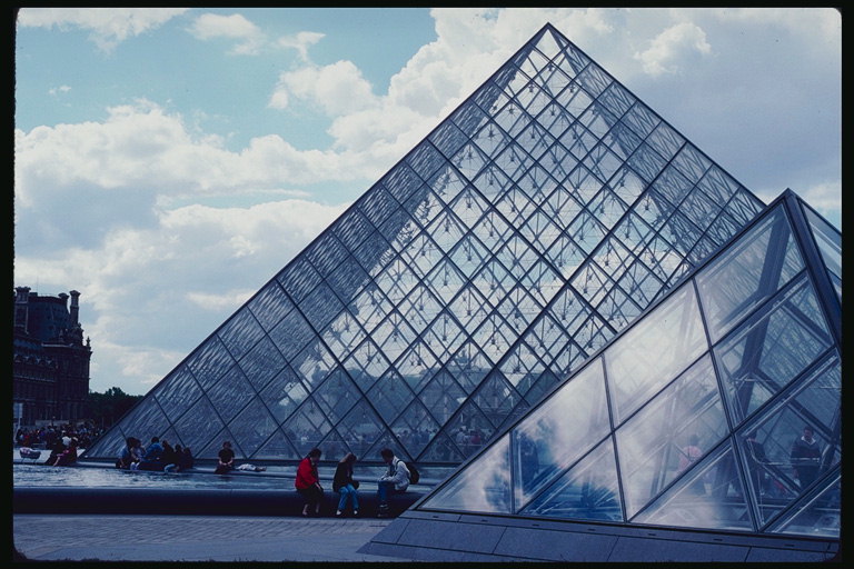 Стеклянные пирамиды Лувра