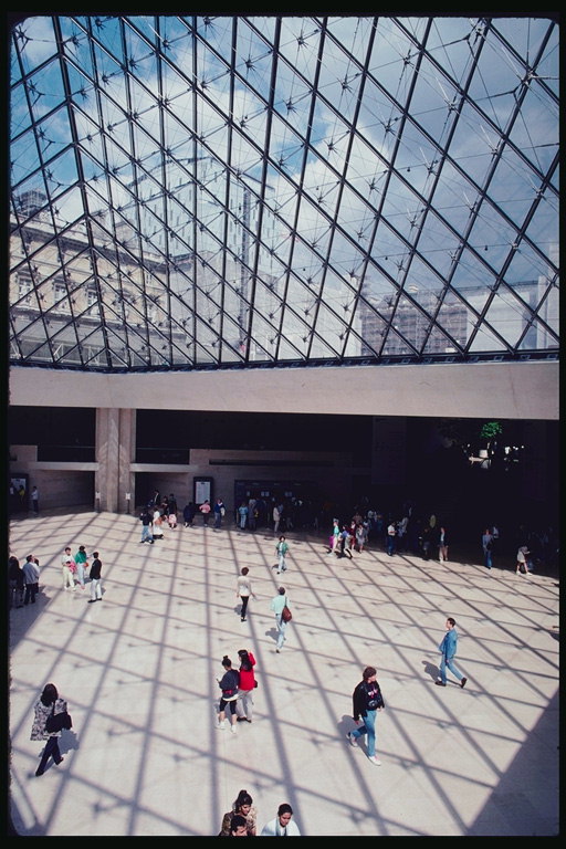 Под стеклянным куполом пирамиды