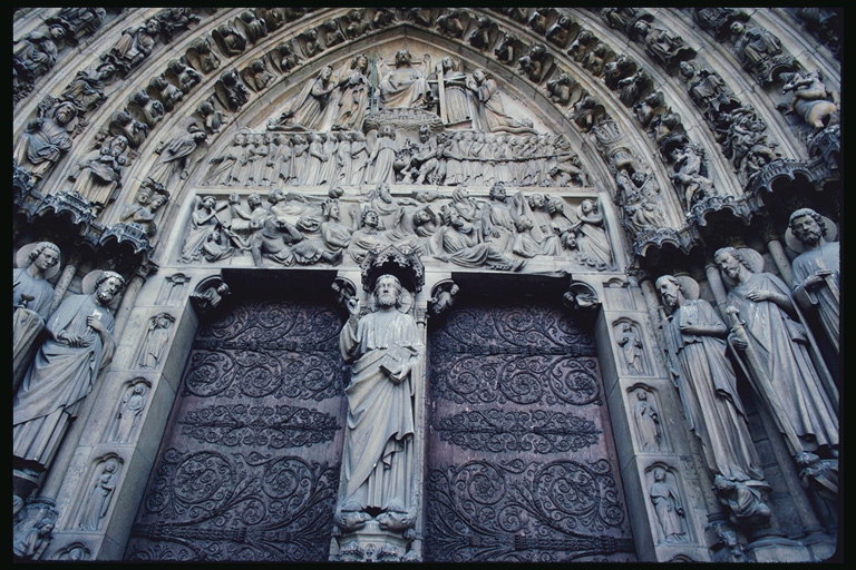 Арка над дверью у входа в Собор Парижской Богоматери