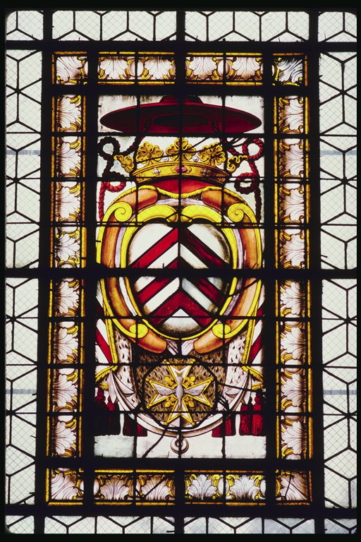 Королевский герб на окне
