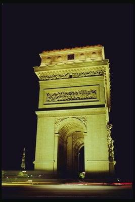 Триумфальная арка в желтом свете лампочек