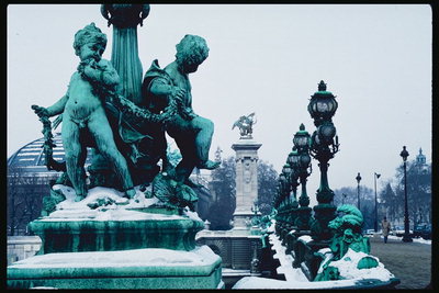 Ангелы. Статуи в зеленоватом тоне покрытые снегом