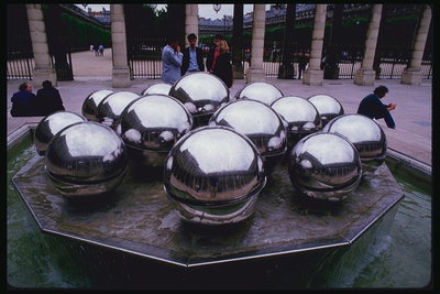 Металлические шары. Памятник