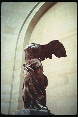 Статуя девушки с крыльями, без головы