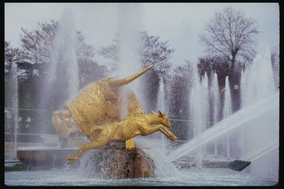 Фонтан с статуей золотого теленка