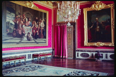 Королевская комната с картинами на стенах