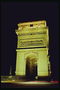 Триумфальная арка в желтом свете лампочек