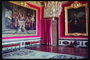 Королевская комната с картинами на стенах