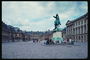 Статуя всадника во дворе Лувра