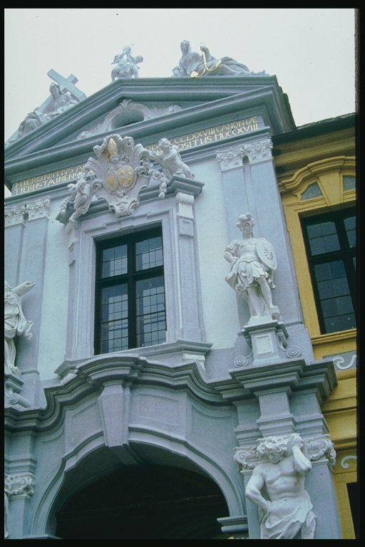 Здание с колонами и скульптурами 