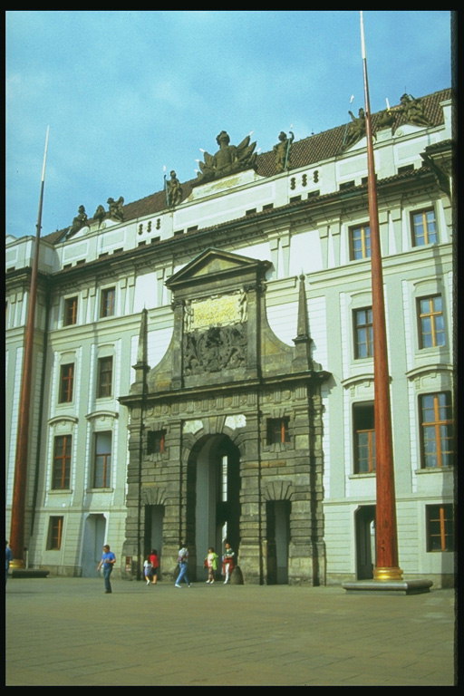 Острые колоны перед входом  здание