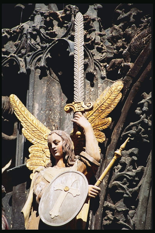 Ангел со щитом и мечом