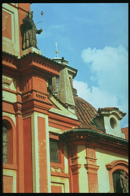 Здание с полосами на стенах оранжево-красного цвета