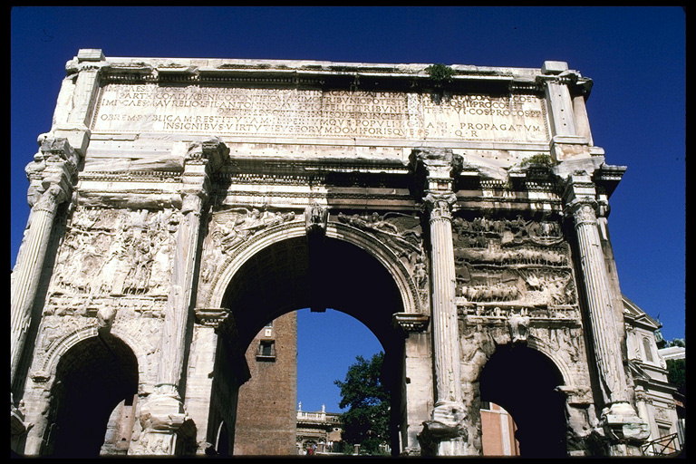 Древняя арка с надписями на стенах