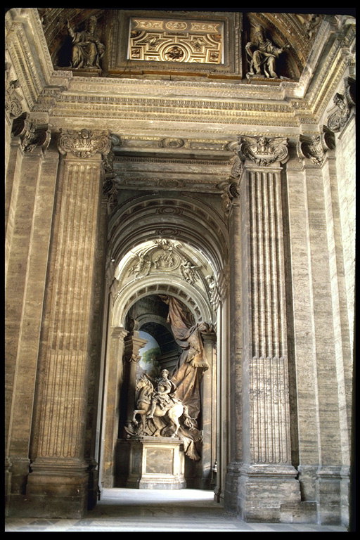 Статуя всадника в конце коридора