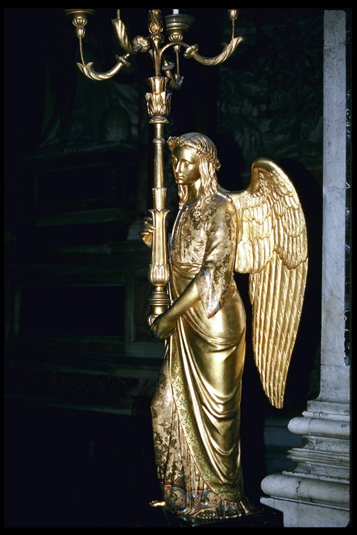 Ангел с подсвечником в золотистом тоне