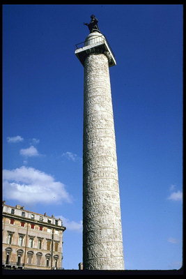 Статуя правителя на высокой колонне посредине площади