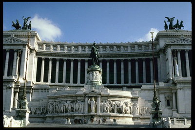 Здание полукруглой формы с колоннами и скульптурами