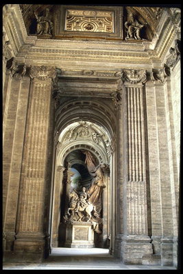 Статуя всадника в конце коридора