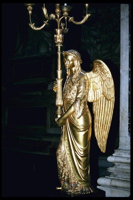 Ангел с подсвечником в золотистом тоне