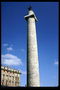 Статуя правителя на высокой колонне посредине площади