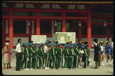 Дети в темно-зеленой форме и синих биретах
