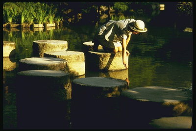 Девушка на камне у реки