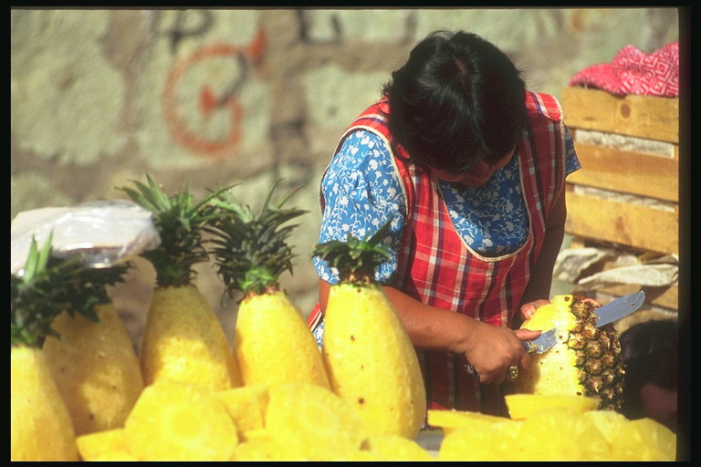 Обробка ананасів