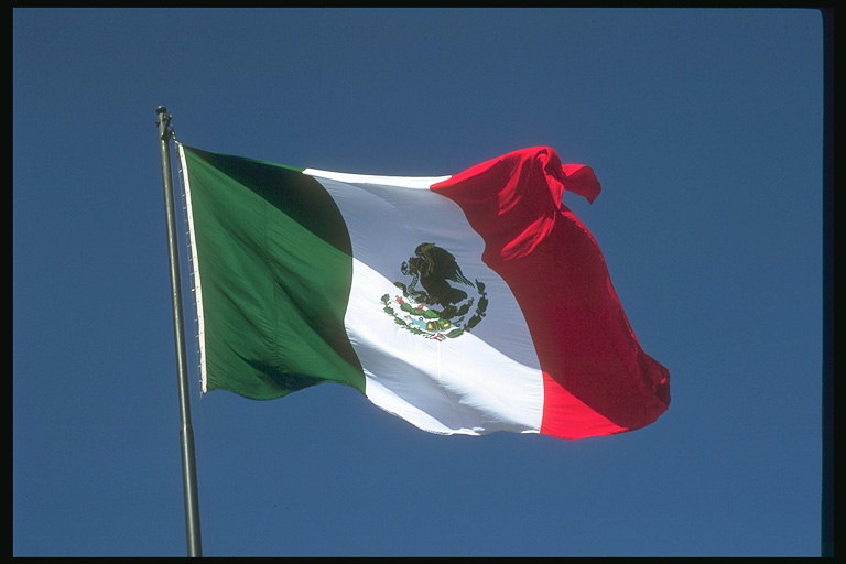 Meksika bayrağı ılık ABD rüzgarda uçuyor